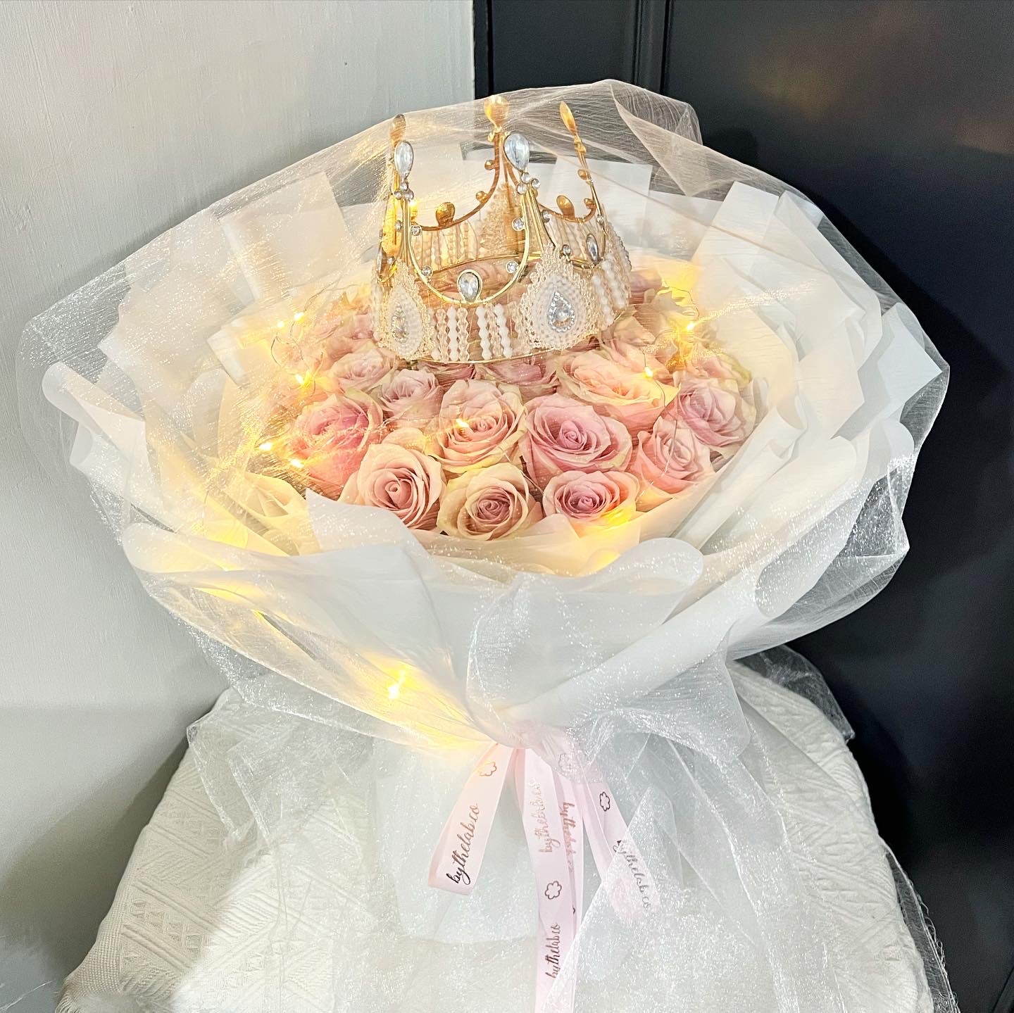 33 Stalks Fresh Pink Roses in Dreamy White Bouquet